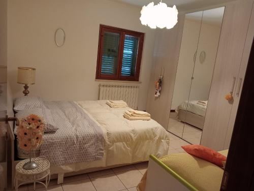 een slaapkamer met een bed en een spiegel bij Casa Vacanze La Notte in Spello