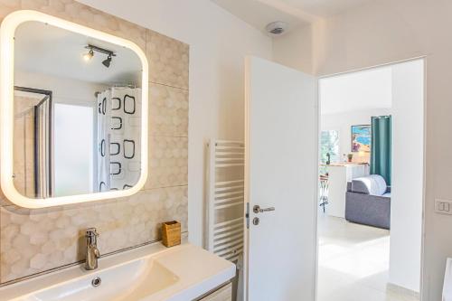 La salle de bains est pourvue d'un lavabo et d'un miroir. dans l'établissement VILLA - SPA JACUZZI - TERRASSES - CLIM & BBQ - La Valette-du-Var, à La Valette-du-Var