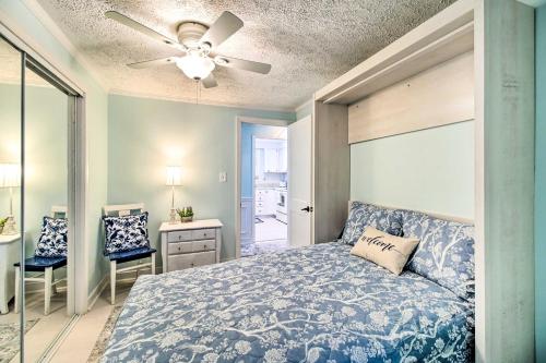 Krevet ili kreveti u jedinici u okviru objekta Refreshing Colonial Beach Vacation Rental!