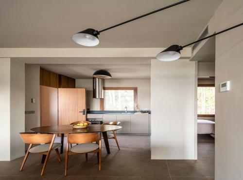 cocina y comedor con mesa y sillas en INSUA BEACH HOUSE en Pontevedra