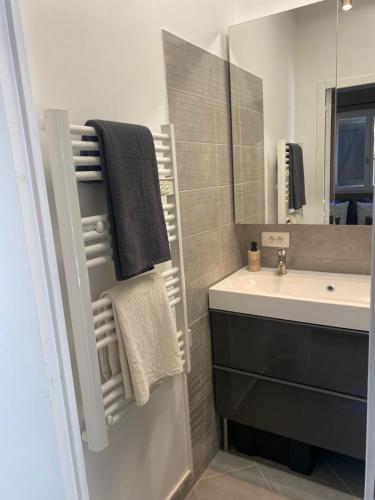 uma casa de banho com um lavatório e um espelho em LA DOLCE VITA MAZET A GASSIN GOLFE DE SAINT TROPEZ em Gassin