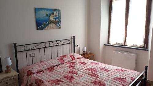 - une chambre avec un lit et une photo sur le mur dans l'établissement Podere 660 appartamento il Salice, à Marrucheto