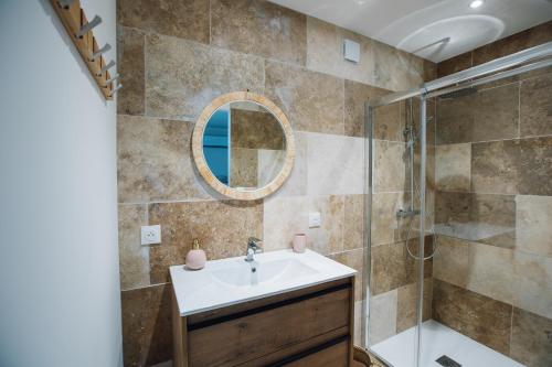 y baño con lavabo y ducha. en Le Clos De L'olivier, en Grézac