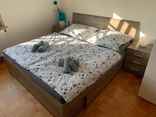 a bed with two stuffed animals sitting on it at Dvorek na správném místě - Salajna 17 in Dolní Žandov