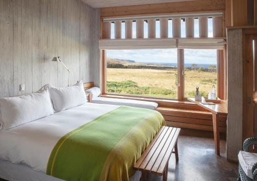 een slaapkamer met een groot bed en een raam bij Explora en Rapa Nui - All Inclusive in Hanga Roa