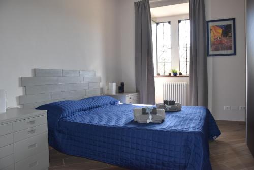 1 dormitorio con cama azul y manta azul en Villa Campana free private parking, en Turín