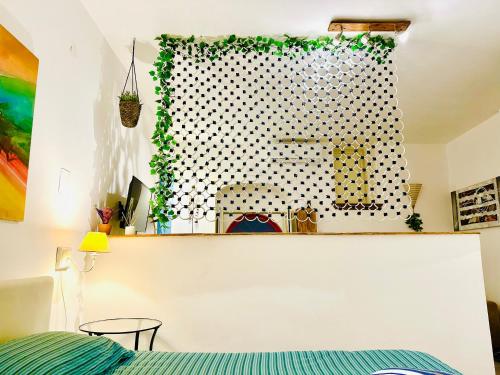 1 dormitorio con ventana con hiedra en la pared en Luxury Sea House en Rodi Garganico