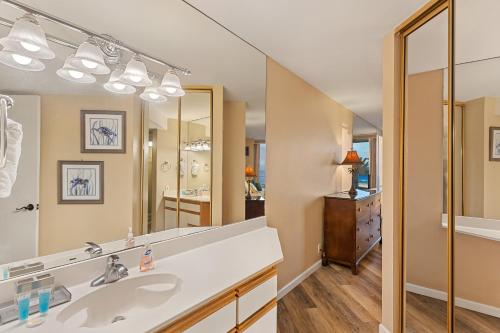 基黑的住宿－Kauhale Makai 535 - 2 Bedroom, Renovated 5th Floor Oceanfront Condo, Pool，一间带水槽和镜子的浴室