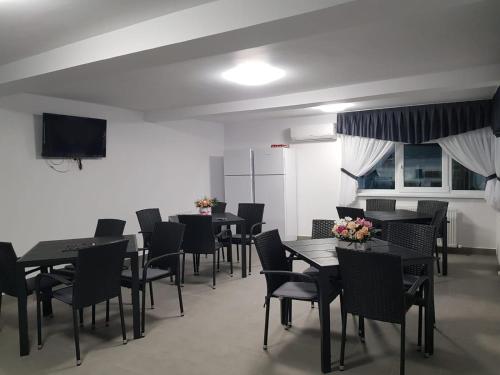 TV a/nebo společenská místnost v ubytování GREY VILLAS
