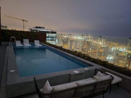 una piscina en la azotea de un edificio en ¡Una escapada relajante en Lima!, en Lima