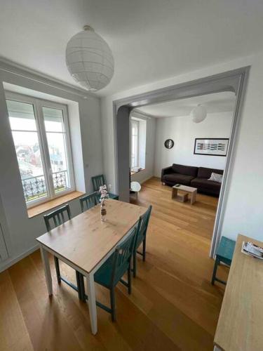 un salon avec une table, des chaises et un canapé dans l'établissement Le Belvédère, à Wimereux