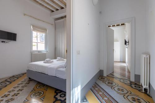 1 dormitorio con 1 cama y pasillo en Navona Open Space Apartments, en Roma