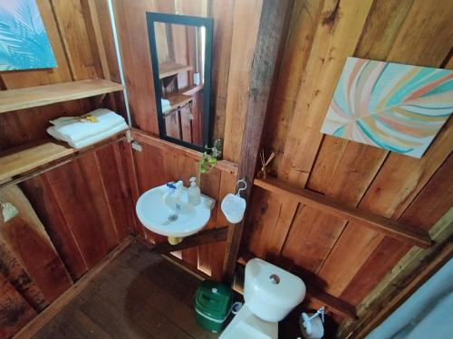 y baño con lavabo, aseo y espejo. en Cabaña Casa Cielo, en El Valle