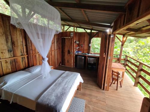 una camera con un letto in una casa di legno di Cabaña Casa Cielo a El Valle