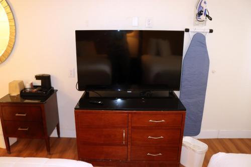 a flat screen tv on a wooden dresser in a room at Willcox Extended Inn and Suites in Willcox