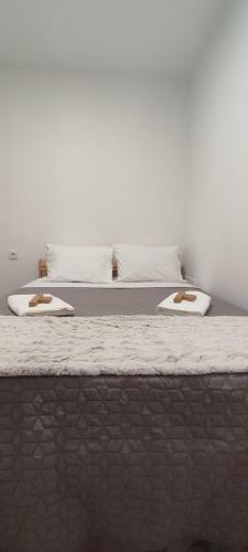 a close up of a bed with two pillows at Habtiar Guest House in Braga