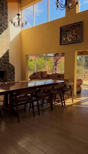 Cette chambre comprend une grande table en bois et une cheminée. dans l'établissement Cabaña en Talpalpa 4 Soles, à San Antonio