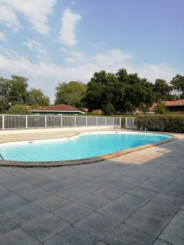 une piscine dans une cour clôturée dans l'établissement Joli appart. entre Biarritz et Bordeaux à Moliets, à Moliets-et-Maa