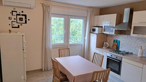 Kuchyňa alebo kuchynka v ubytovaní Apartment Quarnero