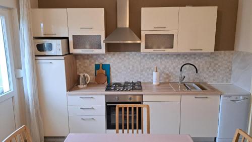 Kuchyňa alebo kuchynka v ubytovaní Apartment Quarnero
