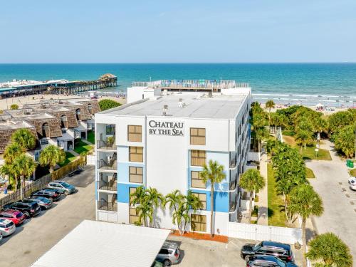 een luchtzicht op het strandhotel bij Chateau by the Sea in Cocoa Beach