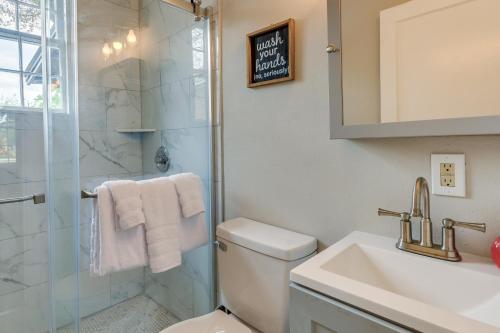 ein Badezimmer mit Dusche, Toilette und Waschbecken in der Unterkunft Pet-Friendly Pensacola House Rental 3 Mi to Beach in Gulf Breeze