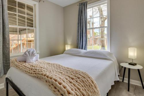 ein weißes Schlafzimmer mit einem Bett und einem Fenster in der Unterkunft Pet-Friendly Pensacola House Rental 3 Mi to Beach in Gulf Breeze