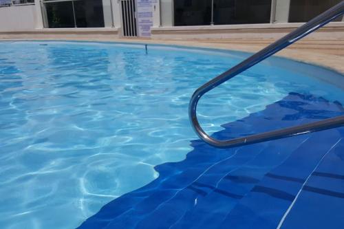 une piscine avec un tuyau dans l'eau dans l'établissement Nouveau! Studio centre ville avec terrasse vue mer, classé 2 étoiles, à La Grande Motte