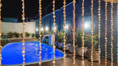 una piscina en medio de un patio por la noche en Wind Village Chalés en São Miguel do Gostoso