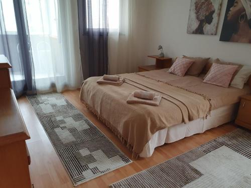 1 dormitorio con 1 cama con 2 toallas en Winter Queen, en Sarajevo