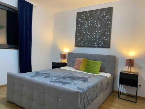 ein Schlafzimmer mit einem großen Bett mit zwei Tischen und zwei Lampen in der Unterkunft Ferienwohnung Nalbach Wohnung 1 in Nalbach