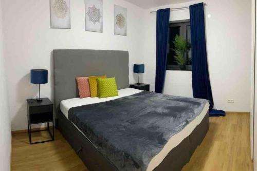 um quarto com uma cama grande e almofadas coloridas em Ferienwohnung Nalbach Wohnung 1 em Nalbach