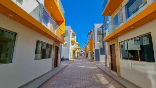 an empty alley between two buildings on a street at Hermosa Casa Minimalista cerca a la Naturaleza in Cochabamba