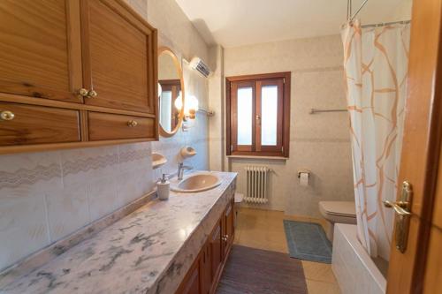 y baño con lavabo, bañera y aseo. en Casa Surya - unique country house near Granada en Nigüelas
