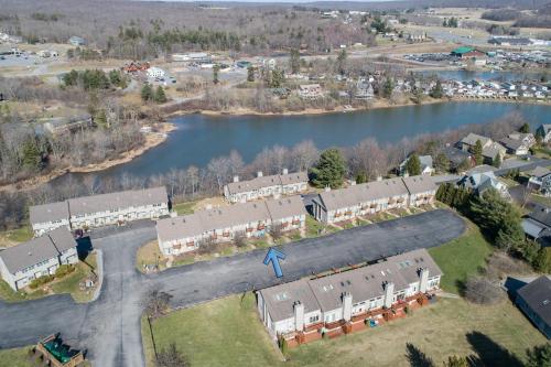 Vue aérienne d'une ville à côté d'une rivière dans l'établissement Deep Creek Village, à McHenry