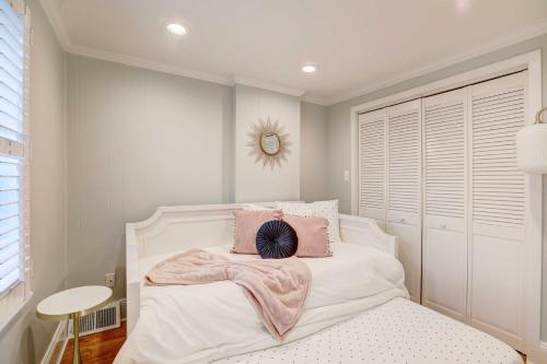 Katil atau katil-katil dalam bilik di Brooke House In The Heart of Downtown with Patio!
