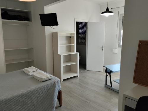 een kamer met een bed en een bureau in een kamer bij Hotel D Joao Miranda do douro in Miranda do Douro