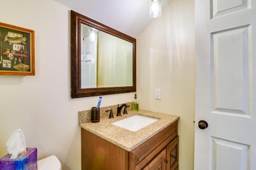 uma casa de banho com um lavatório e um espelho em Cozy Lewisburg Getaway with Deck and Lake Access! em Lewisburg
