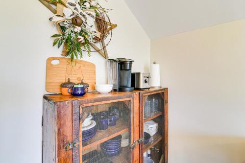 un armario de madera con platos encima en Cozy Lewisburg Getaway with Deck and Lake Access!, en Lewisburg