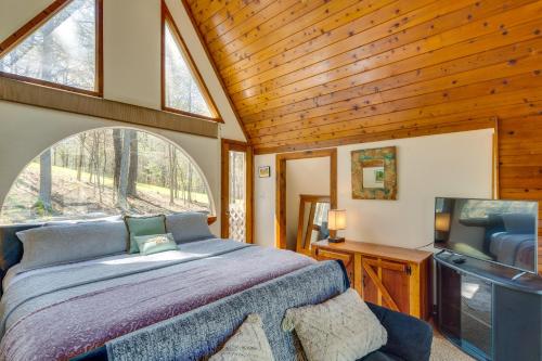 1 dormitorio con 1 cama y TV en una habitación en Blissful North Carolina Mountain Vacation Rental!, en Weaverville