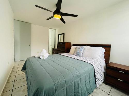 Postel nebo postele na pokoji v ubytování Oceanfront Condo in Luquillo