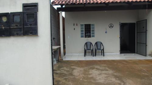 two chairs sitting in the entry way of a house at Studio Próximo ao centro in Palmas