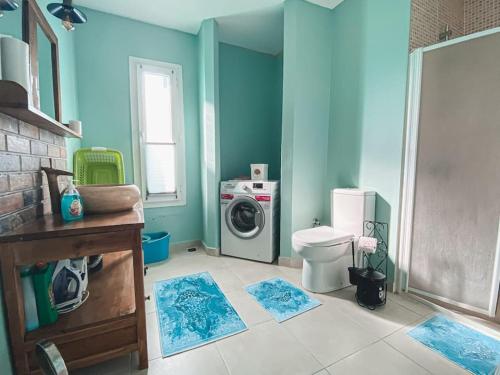 een badkamer met een wasmachine en een wasmachine bij BOLU da ormanin tam kalbinde İsveç mimari göl manz in Kemaller