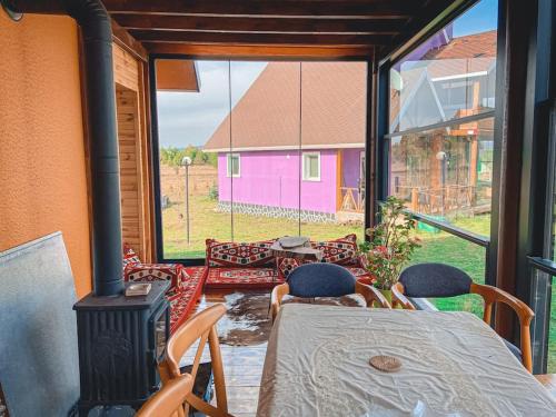 Habitación con mesa, sillas y fogones. en BOLU da ormanin tam kalbinde İsveç mimari göl manz, en Kemaller