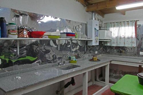 eine Küche mit Spüle und Arbeitsplatte in der Unterkunft LUNA CAUTIVA in Santa Rosa de Calamuchita