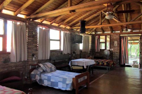 ein Wohnzimmer mit einem Bett und einem Fernseher in der Unterkunft LUNA CAUTIVA in Santa Rosa de Calamuchita