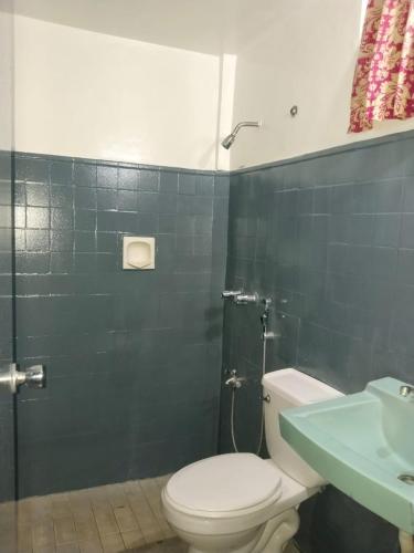 a bathroom with a toilet and a sink at 2 Hotel Saleh in Angeles