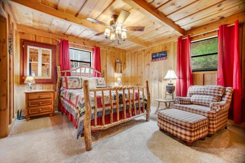 een slaapkamer met een bed en een stoel bij Black Bear Cabin Fox Mountain in Franklin