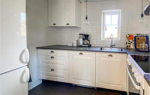 Η κουζίνα ή μικρή κουζίνα στο Amazing Home In Tvååker With Kitchen