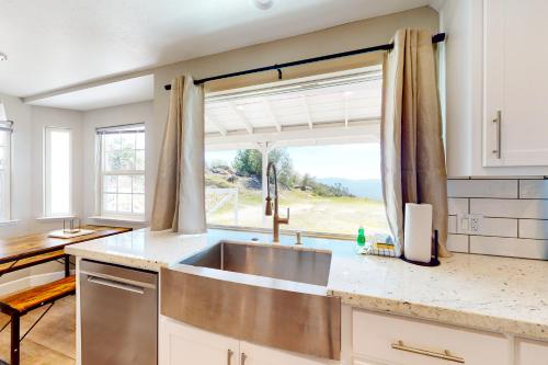 eine Küche mit einem Waschbecken und einem großen Fenster in der Unterkunft Yosemite in Ahwahnee in Ahwahnee